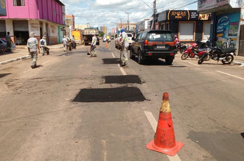 Tapa-buracos prossegue na Avenida Bernardo Sayão, sentido BR-010 a Beira-rio, Nova Imperatriz