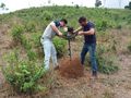 Técnicos fazem estudos da permeabilidade de solo  para escolha da área