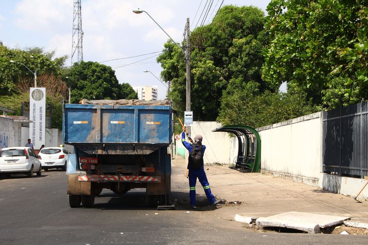Prefeitura limpa rede de drenagem da Simplício Moreira