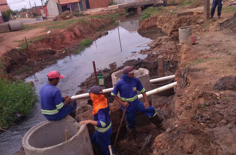 Inicia a construção da ponte de concreto da Rua Guarani, na Vila Redenção II, com a colocação de tubos.
