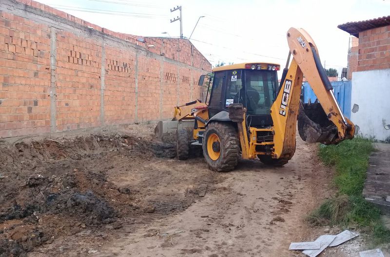 Frente de terraplagem para início da obras de asfaltamento de ruas nos bairros Vila Lobão e Redenção.