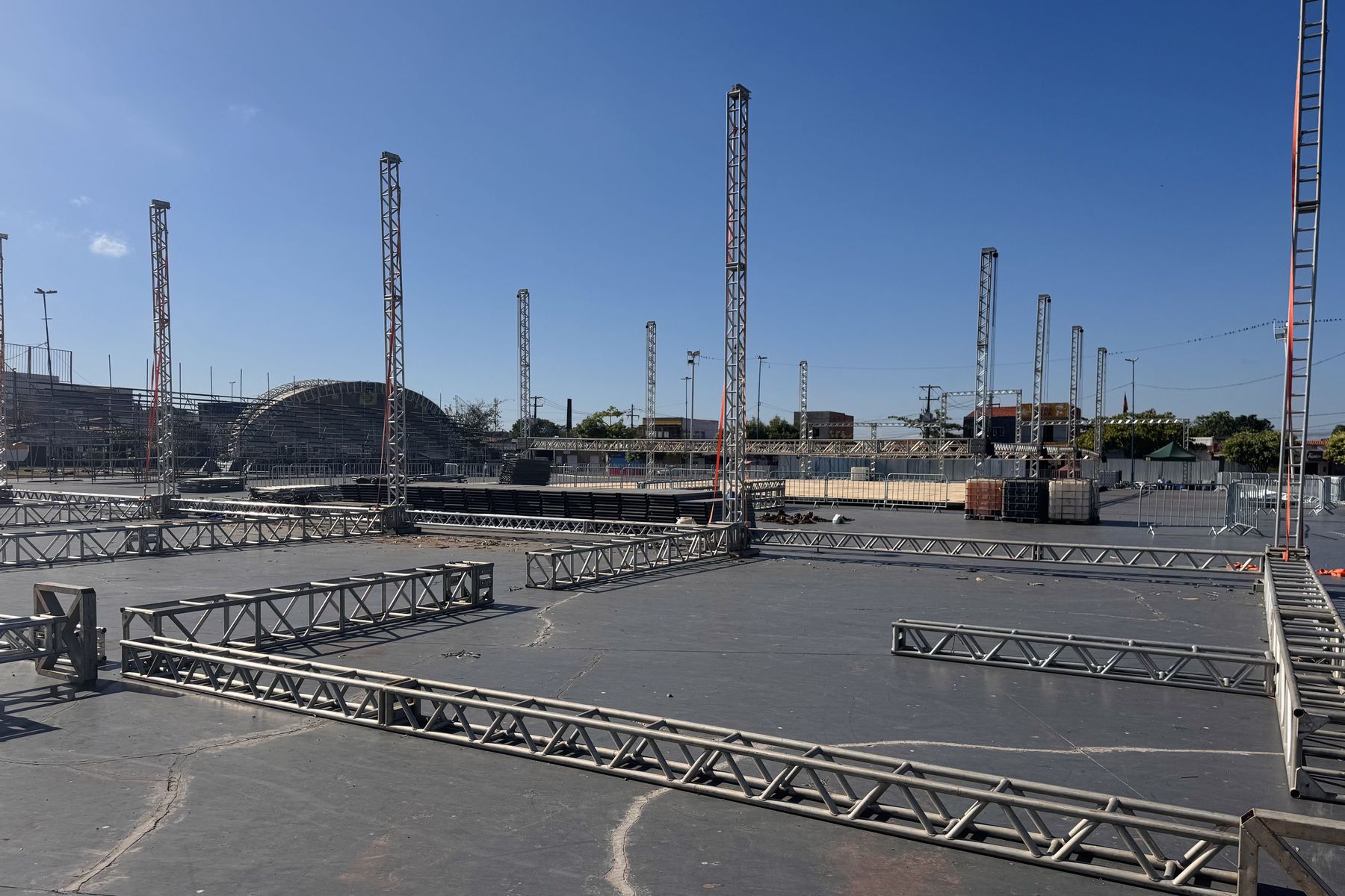 Prefeitura de Imperatriz avança nos preparativos do Arraiá da Prefs com montagem da estrutura na Beira Rio