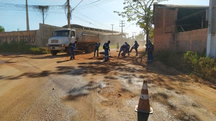 Equipes realizam serviços de limpeza e recapeamento em ruas e avenidas