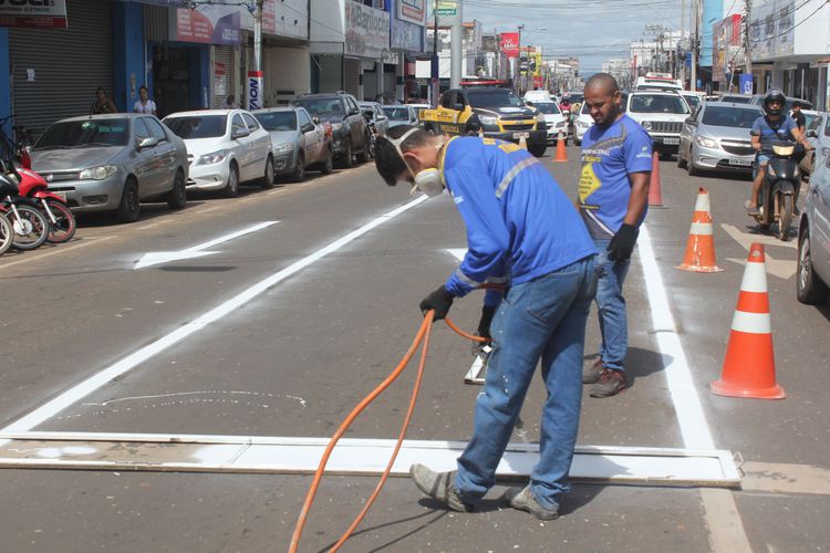 Prefeitura revitaliza pintura de faixas de pedestres na Avenida Getúlio Vargas