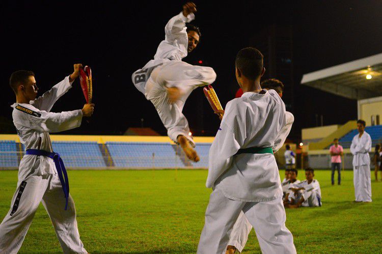 Projeto oferece aulas gratuitas de atletismo, xadrez, damas e