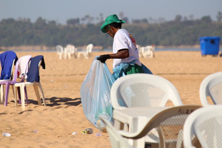 Defesa Civil orienta população a não jogar lixo nas praias