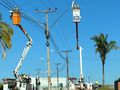 Equipe de Iluminação realizando a substituição das antigas luminárias por LED no bairro Verona, em Imperatriz.