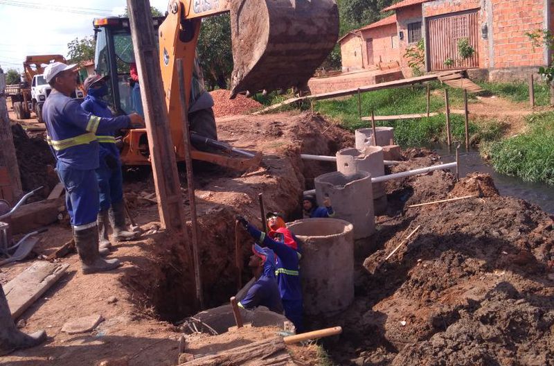 Avançam serviços de escavação de vala para assentamento de tubos para esgotamento sanitário do PAC-2, na Rua Henrique Dias, Bacuri