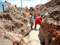 Homens trabalham na construção de drenagem profunda na Rua Mário Juruna, Vila Redenção II