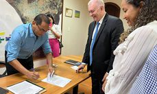 O prefeito Assis Ramos e o desembargador Froz Sobrinho, assinam Termo de Cooperação Técnica.