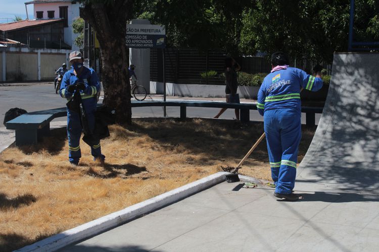 Agentes de limpeza urbana trabalham nas praças do município