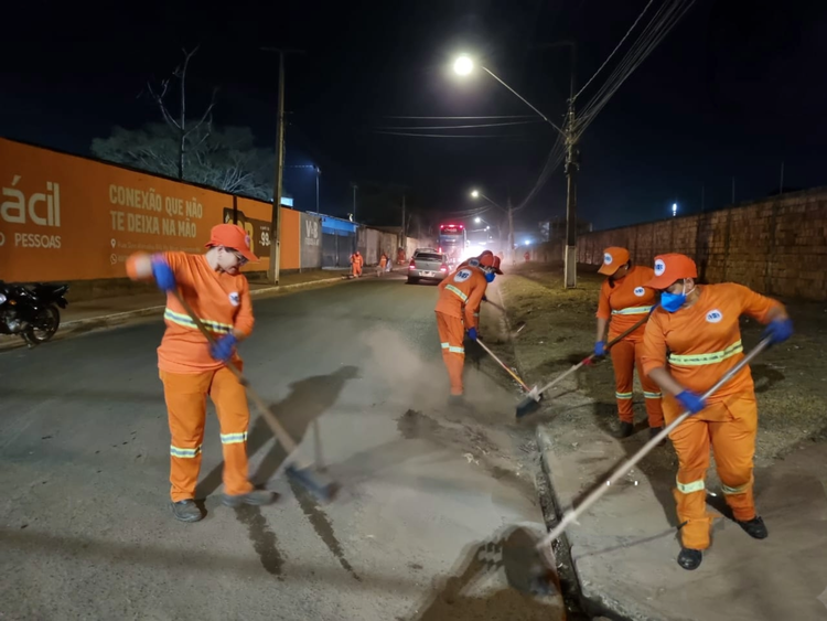 Serviços de limpeza são estendidos no período noturno