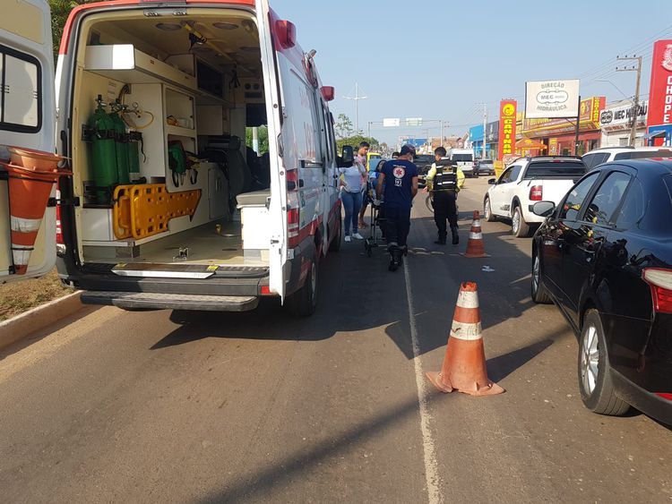 Agentes de trânsito preservam sinistro com duas motos e uma pessoa ferida na Avenida Pedro Neiva