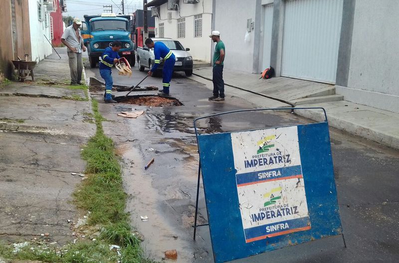 Reparo na rede de drenagem na Rua Magalhães de Almeida, entre as Ruas Coronel Manoel Bandeira a Teresa Cristina, no Centro.