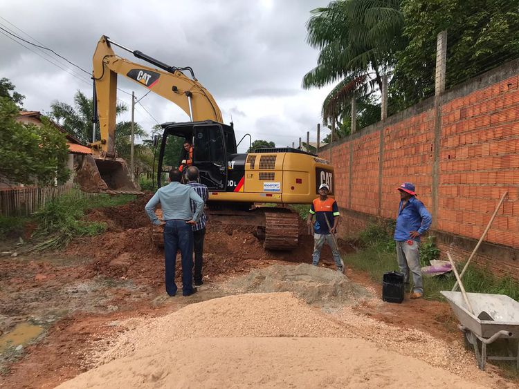 Prefeito Assis Ramos vistoria obras de drenagem profunda na Vila Davi II e Parque Alvorada I