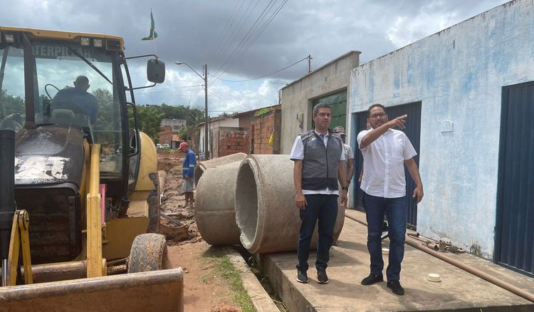 Assis Ramos vistoria obra de drenagem profunda da rua do Alecrim na Vila JK