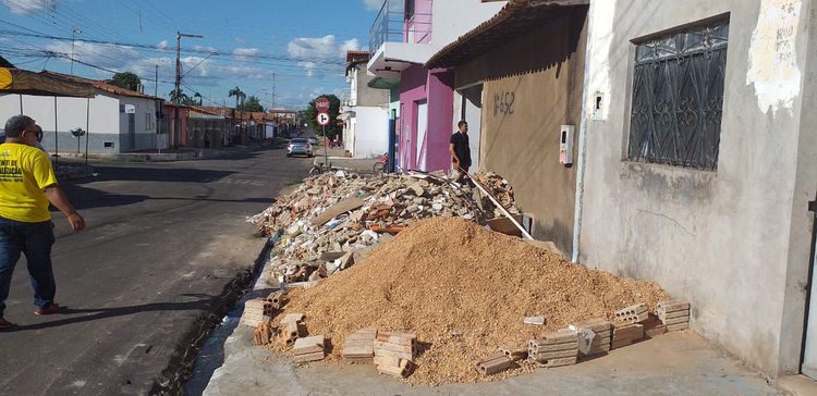 Seplu realiza desobstrução do passeio público nos bairros de Imperatriz