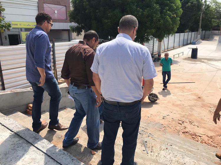 Prefeito Assis Ramos vistoria obras e serviços da Prefeitura espalhados  por toda a cidade