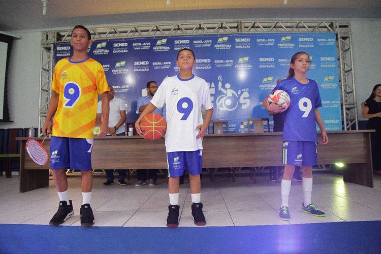 Prefeitura apresenta uniformes esportivos dos alunos inscritos nos JEIs