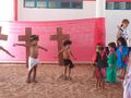 Crianças de até cinco anos, apresentaram peça teatral sobre a Paixão de Cristo, onde despertaram não apenas a religiosidade, mas também a coordenação motora