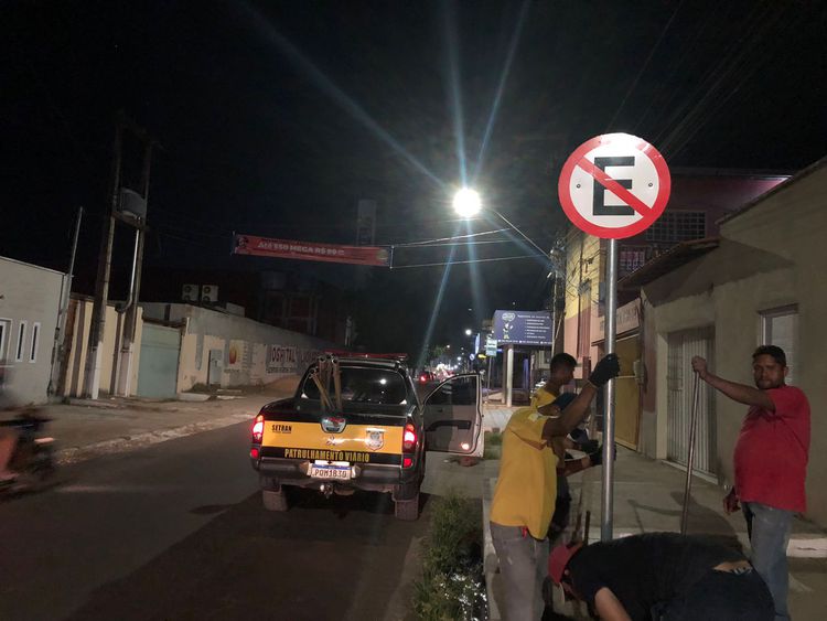 Sinalização na Avenida Dorgival é reforçada com novas placas