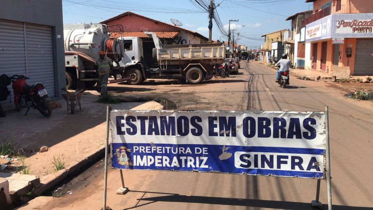 Sistema de drenagem passa por limpeza e desobstrução na Rua Euclides da Cunha
