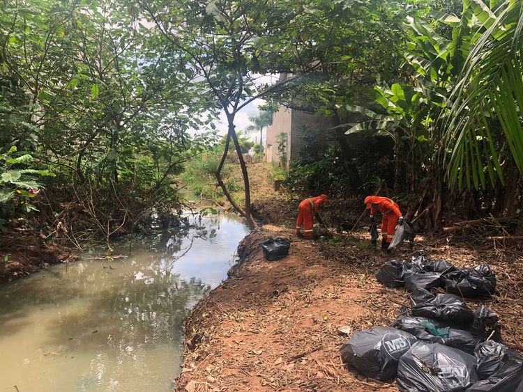 Prefeitura realiza desobstrução de riacho na Vila Redenção