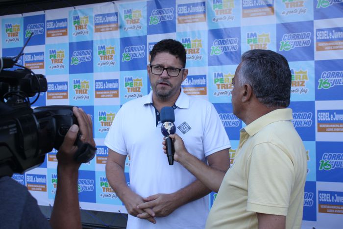 Vice-prefeito em entrevista à imprensa durante a Corrida 16 de julho