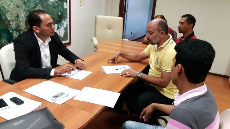 Prefeito Assis Ramos recebe os sindicatos da saúde e da educação em seu gabinete