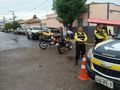 Agentes de trânsito fazem bloqueios em vias de acesso a Aavenida Beira-Rio.