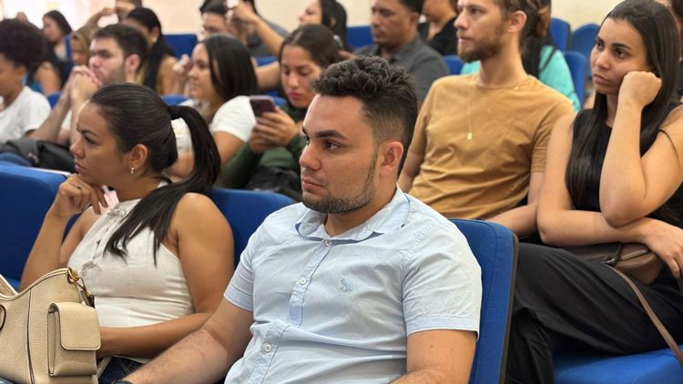 Profissionais da Atenção Básica participam de uma capacitação para diagnóstico precoce da hanseníase