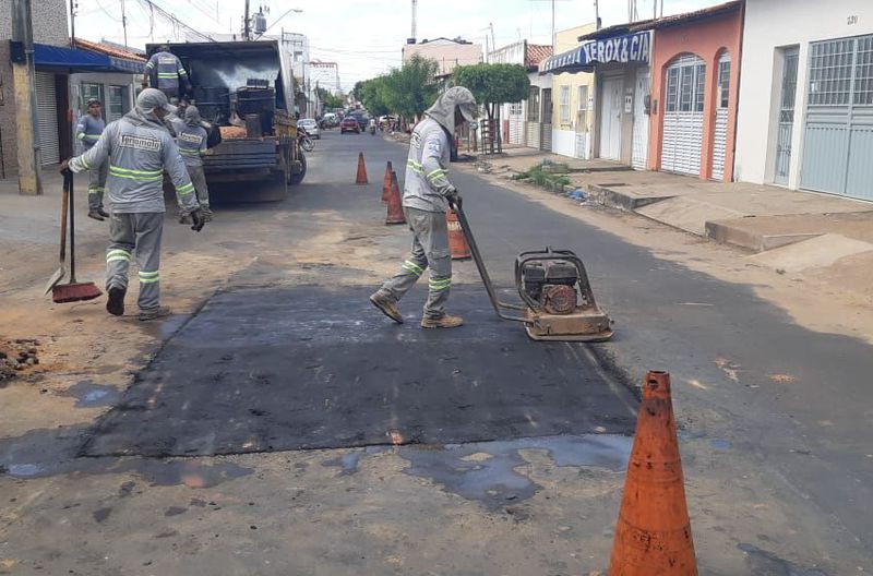 Tapa-buracos avança na Rua Tupinambá, entre a Rua Piauí e Avenida Ceará, setor Mercadinho