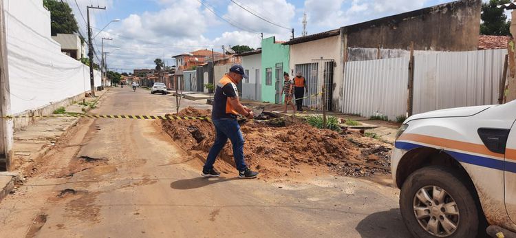 Defesa Civil interdita rua Coronel Manoel Bandeira, atrás da Uemasul