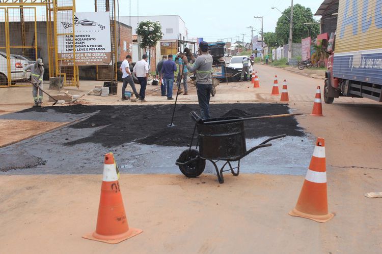 Prefeitura constrói passagem molhada e recupera pavimento asfáltico da Avenida Imperatriz