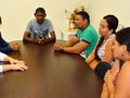 Secretária Fátima Avelino e a coordenadora do Minha Casa, Minha Vida, Gorete Santos, com membros da comissão de beneficiários do Teotônio Vilela.