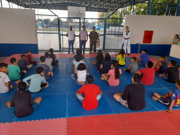 Alunos do projeto ‘Taekwondo nas Escolas' recebem quimonos