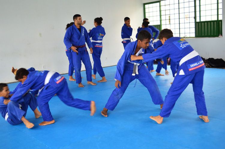 Alunos do "Jiu-Jitsu nas Escolas" participam de torneio neste domingo