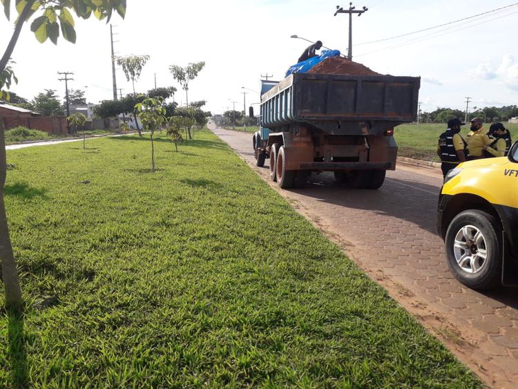 Com carga desprotegida, caminhões são flagrados transportando materiais no Jardim das Oliveiras
