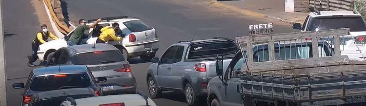 Agentes de trânsito auxiliam motoristas com veículo em “pane seca” no viaduto