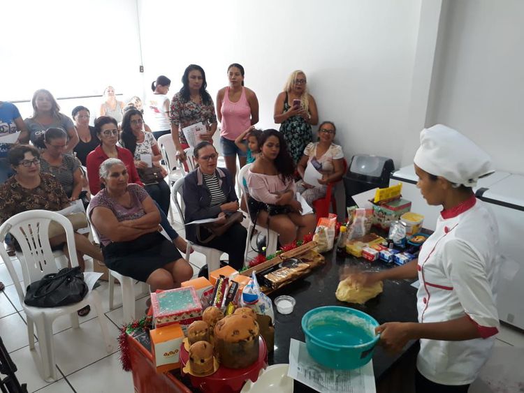 Mulheres atendidas pelo Cras participam de curso sobre produção de panetone