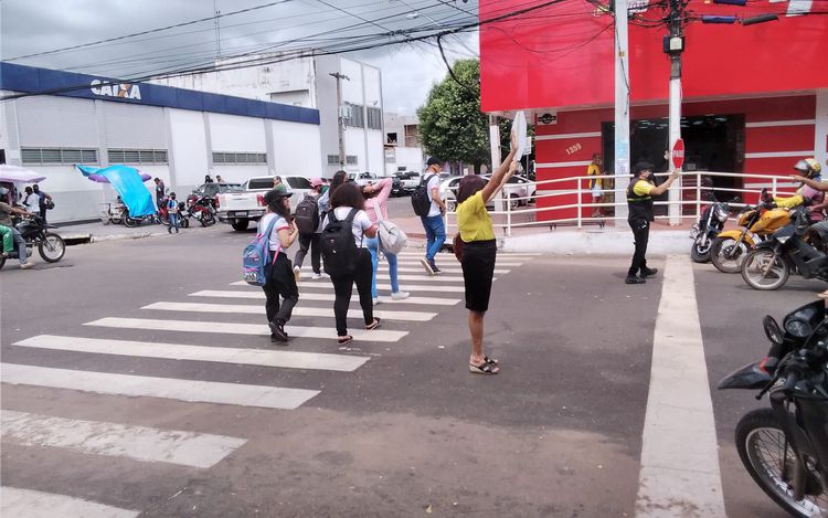 Cidadania na Faixa conscientiza pedestres e motoristas na Avenida Bernardo Sayão