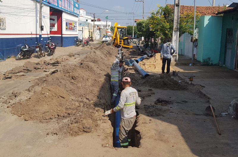 Chega a Rua Paraíba, Entroncamento, escavação para tubulação de emissário de esgoto sanitário. Obra do PAC-2.
