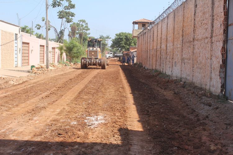 Prefeitura inicia terraplenagem para asfaltamento da Rua Cecília Meireles
