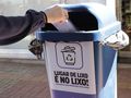 A instalação das lixeiras possui um intuito de conscientização para a população, para que as pessoas utilizem as lixeiras da forma adequada, descartando o lixo no lugar certo.