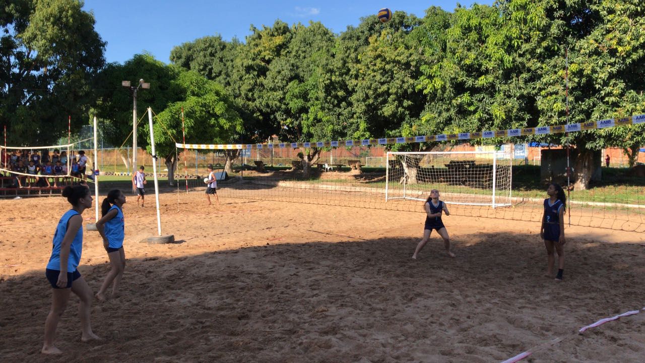 <p><span style="font-family:Arial,Helvetica,sans-serif"><span style="font-size:16px">Final da partida entre as equipes Peniel 1 e Peniel 2 no v&ocirc;lei de areia infanto feminino. A vit&oacute;ria foi folgada para Peniel 1, com placar 18x14.&nbsp;Lembrando que cada escola poderia inscrever at&eacute; duas equipes na modalidade.</span></span></p>