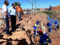 Prefeito Assis e o secretário de infraestrutura acompanham os trabalhos na obra de substituição da ponte de madeira da Rua Miguel Bauri, no Santa Rita
