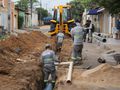 Homens trabalham na Rua Henrique Dias, no Bacuri, na construção do emissário do sistema de esgotamento sanitário do PAC-2, Vila Nova