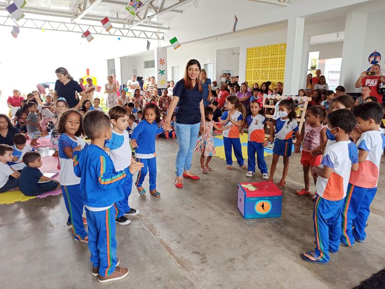 Alunos da Escola de Educação Infantil Hérica Barros de Jesus recebem material didático