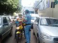 Agentes de trânsito distribuem panfletos aos motoristas na Rua Simplício Moreira, no Centro