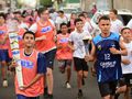A condução da tocha é o momento simbólico que antecede o início dos Jogos Escolares na cidade